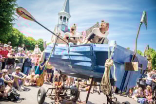 250618_OEROL_250618_Oerol_Midsland_Straattheater_Compagnie_Daad_BOAT_BerbeRinders_018